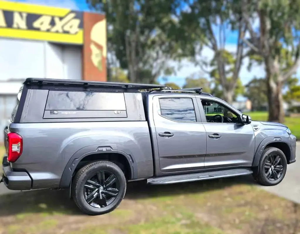 LDV-MEGA-TUB-TUB-CANOPY-SOLID-SIDE-GLASS-ARMORMAN-4X4-3-1.webp