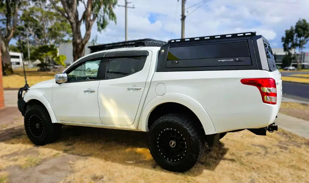 SOLID-SIDE-TUB-CANOPY-TRITON-ARMORMAN4X4-10.webp