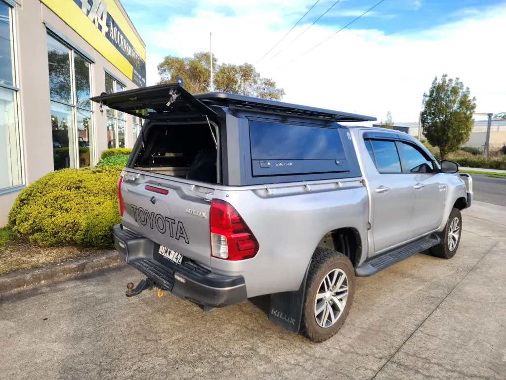Solid-side-glass-tub-Canopy-for-Hilux-ARMORMAN-4X4-2.webp