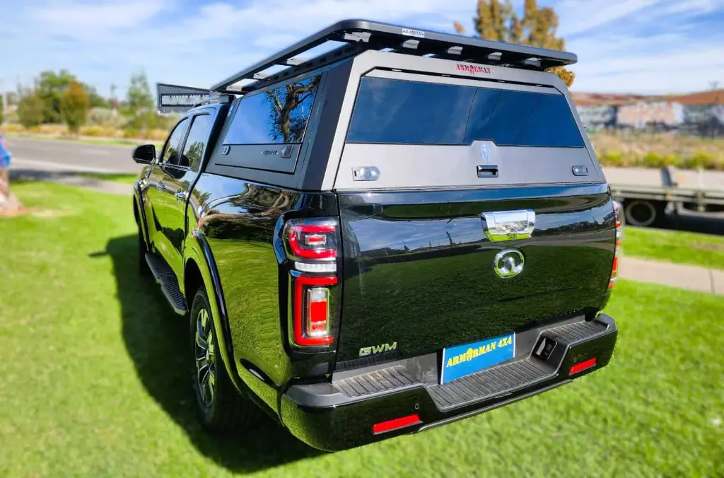 SOLID-SIDE-GLASS-TUB-CANOPY-GWM-ARMORMAN4X4-2.webp