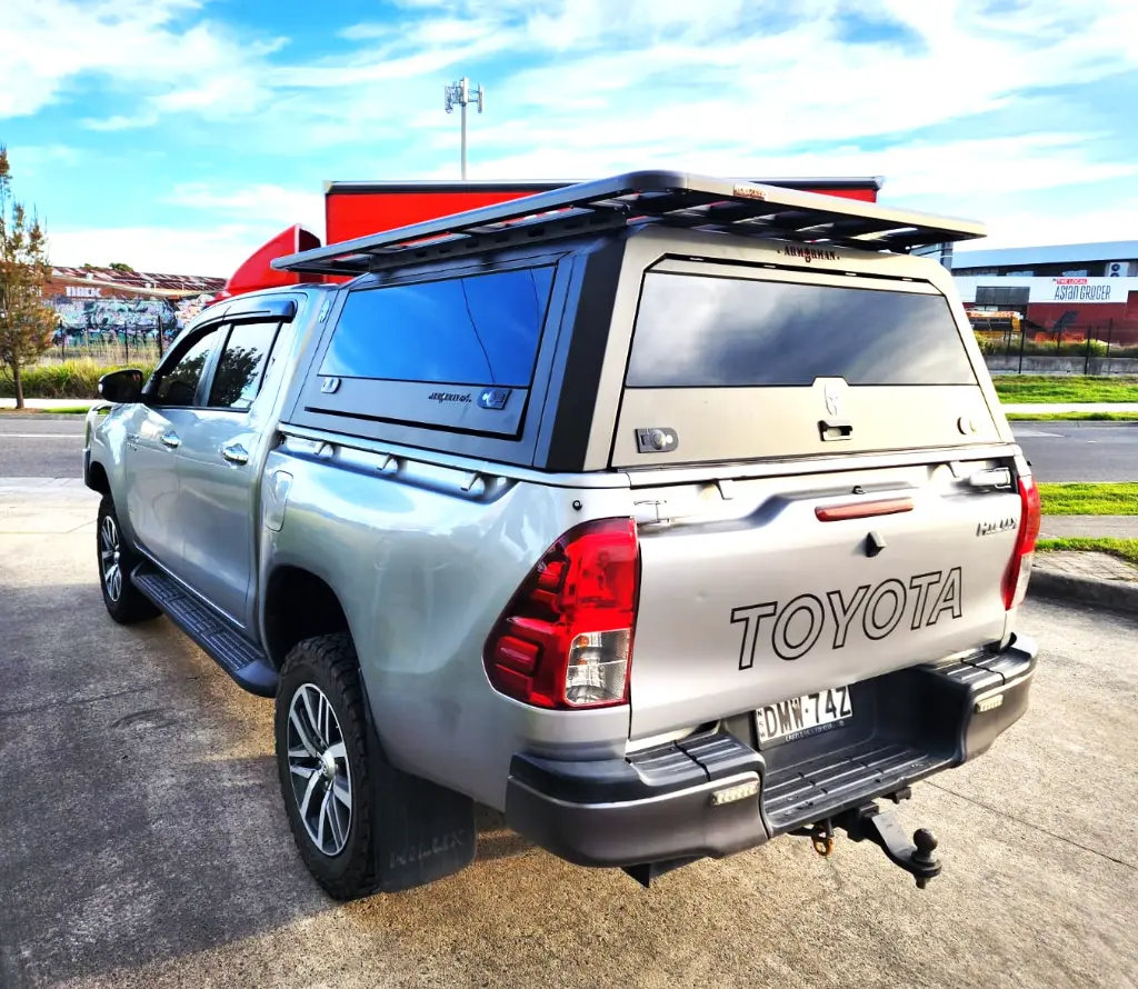 ARMORMAN4X4-SOLID SIDE GLASS TUB CANOPY- HILUX SR (6).webp