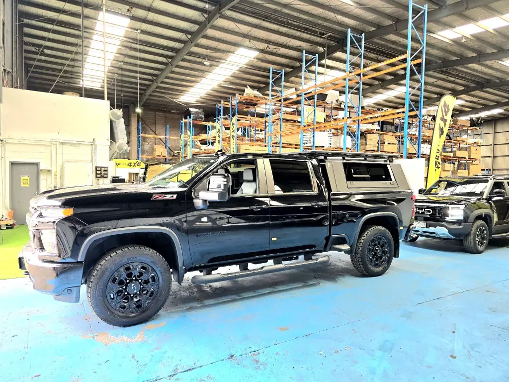 ARMORMAN4X4-SOLID SIDE GLASS TUB CANOPY-GMC2500 (6).webp