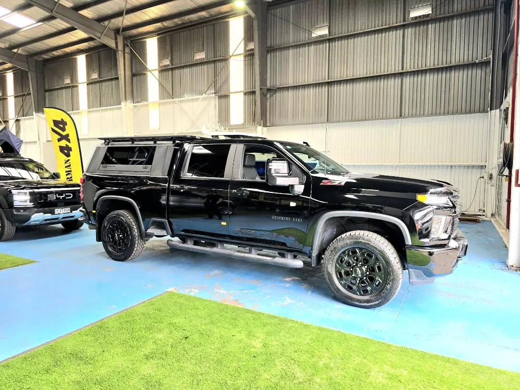 ARMORMAN4X4-SOLID SIDE GLASS TUB CANOPY-GMC2500 (10).webp