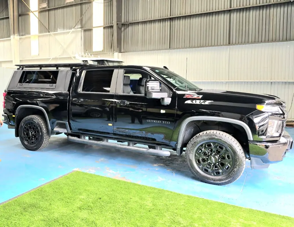 ARMORMAN4X4-SOLID SIDE GLASS TUB CANOPY-GMC2500 (3).webp