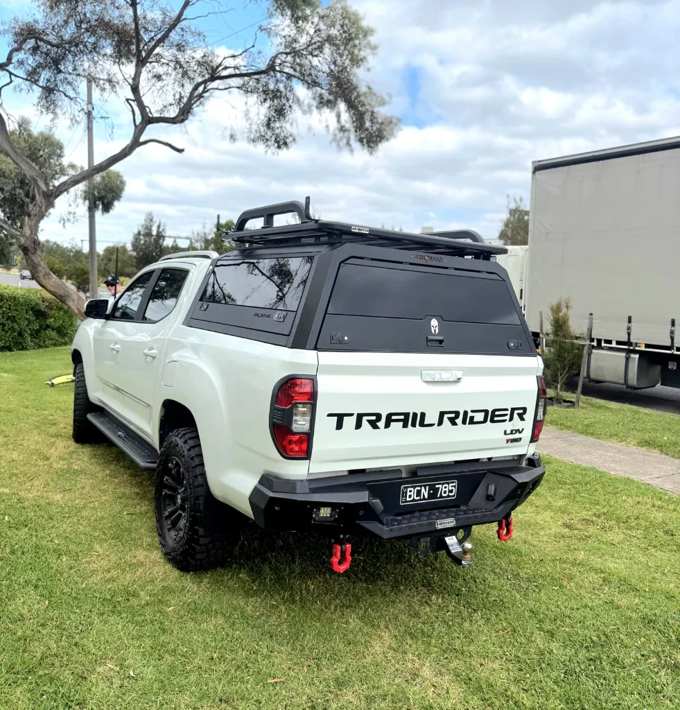 ARMORMAN4X4-SOLID SIDE GLASS TUB CANOPY- LDV (1).webp