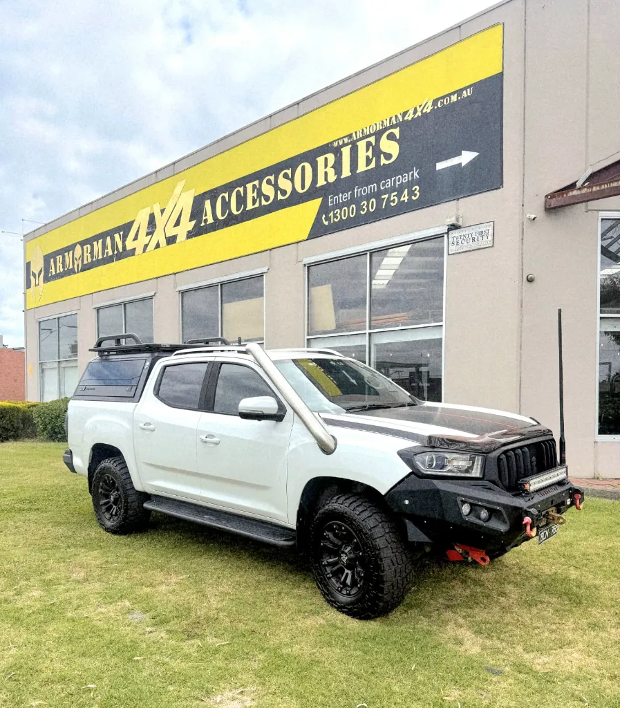 ARMORMAN4X4-SOLID SIDE GLASS TUB CANOPY- LDV (10).webp