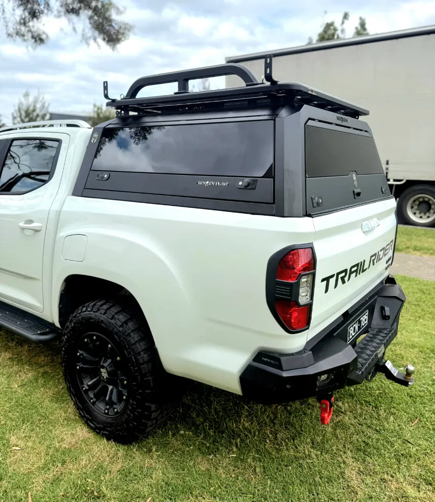 ARMORMAN4X4-SOLID SIDE GLASS TUB CANOPY- LDV (5).webp