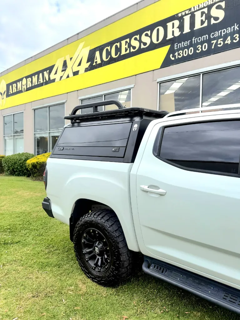 ARMORMAN4X4-SOLID SIDE GLASS TUB CANOPY- LDV (9).webp