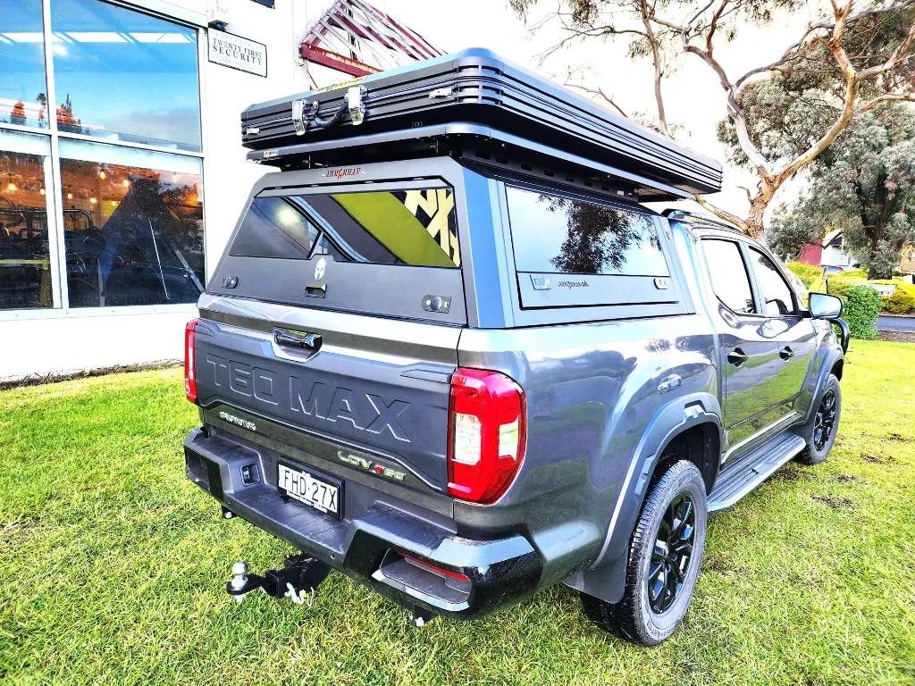 ARMORMAN4X4-SOLID SIDE- GLASS CANOPY-LDV (2).webp