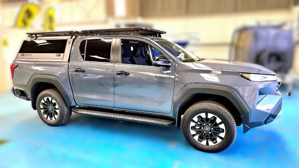 ARMORMAN 4X4-SOLIDE SIDE GLASS TUB CANOPY HILUX (22).webp