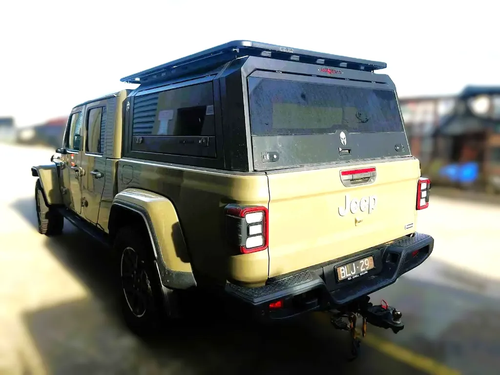 Solid-side-glass-tub-canopy-for-jeep-ARMORMAN4X4-3.webp