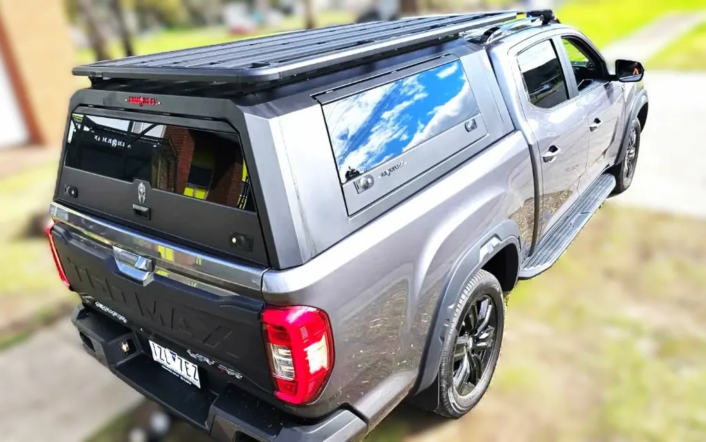 LDV-MEGA-TUB-TUB-CANOPY-SOLID-SIDE-GLASS-ARMORMAN-4X4-10.webp