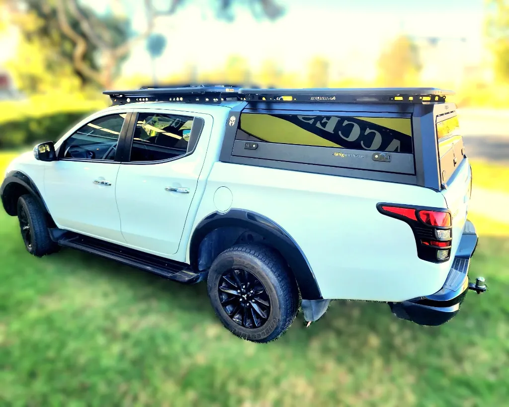 ARMORMAN4X4- SOLID SIDE GLASS TUB CANOPY (2).webp