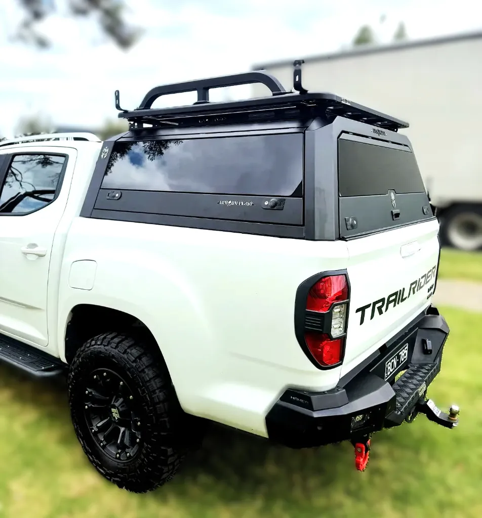 ARMORMAN4X4-SOLID SIDE GLASS TUB CANOPY- LDV (5).webp