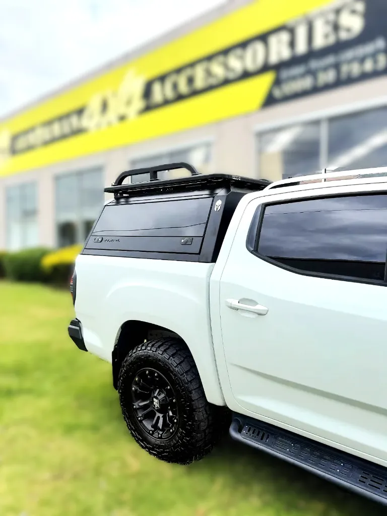 ARMORMAN4X4-SOLID SIDE GLASS TUB CANOPY- LDV (9).webp