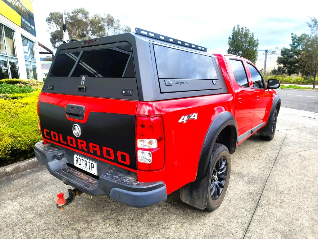 Solid-side-glass-tub-canopy-for-Colorado-ARMORMAN4X4-4.webp