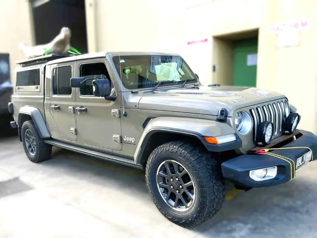 Solid-side-glass-tub-canopy-for-jeep-ARMORMAN4X4-1.webp