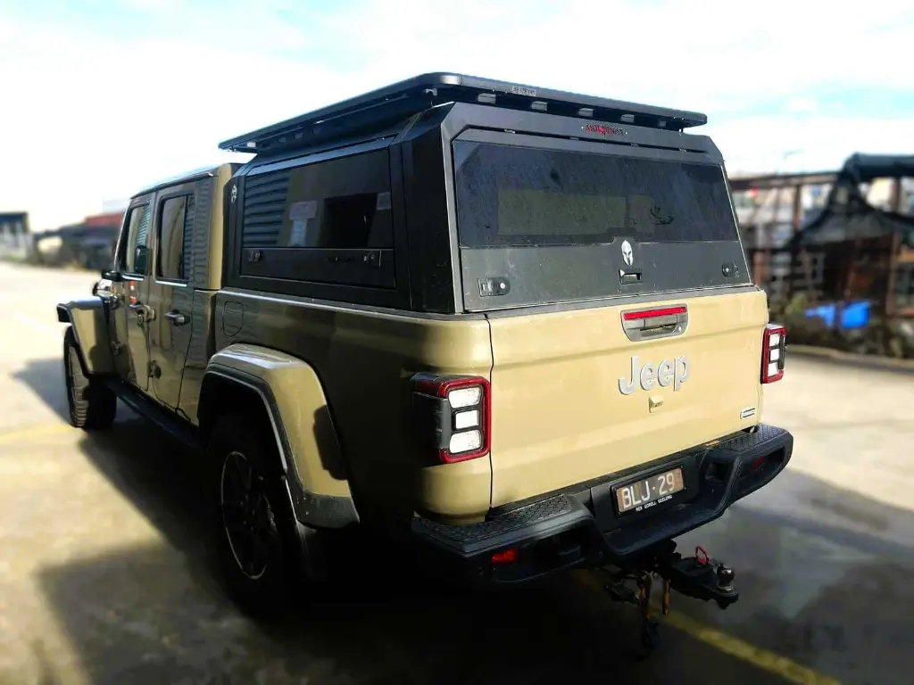 Solid-side-glass-tub-canopy-for-jeep-ARMORMAN4X4-3.webp