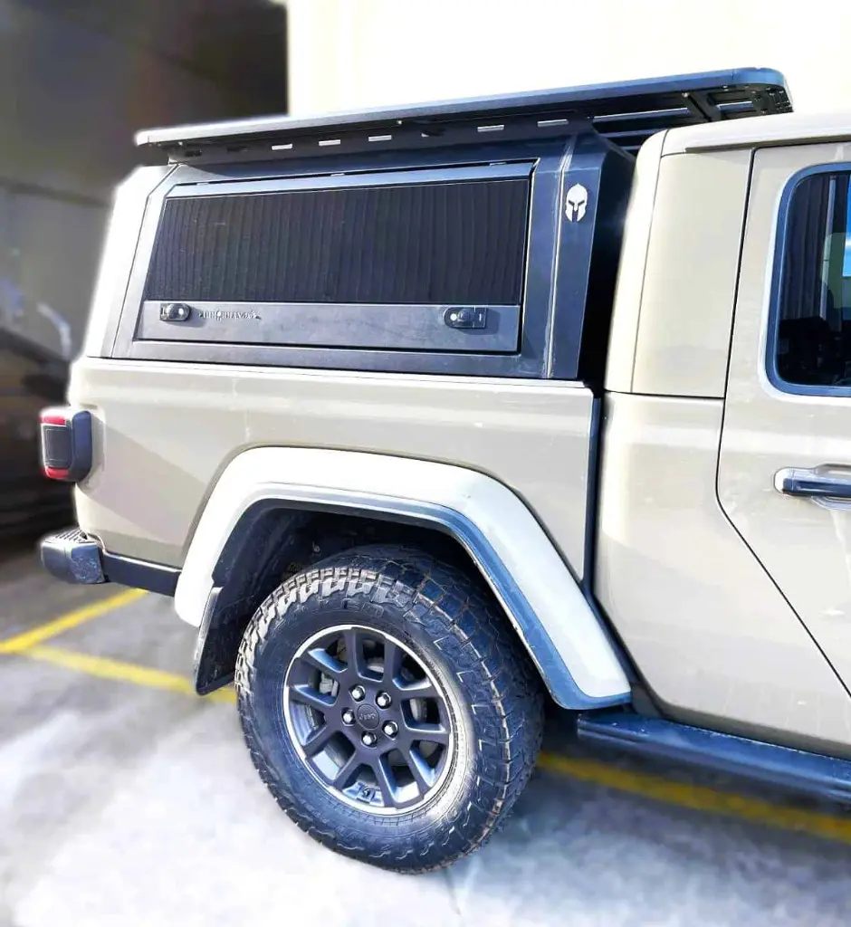 Solid-side-glass-tub-canopy-for-jeep-ARMORMAN4X4-5.webp
