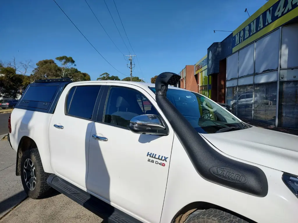 Solid-side-glass-tub-Canopy-for-Hilux-ARMORMAN-4X4-4.webp