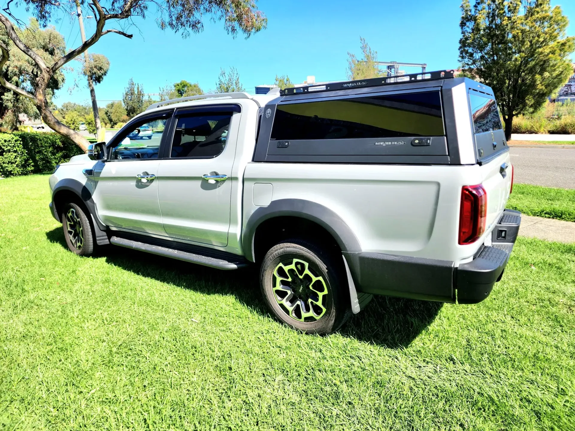 JAC T9 Canopy – Solid Side Glass Tub Canopy